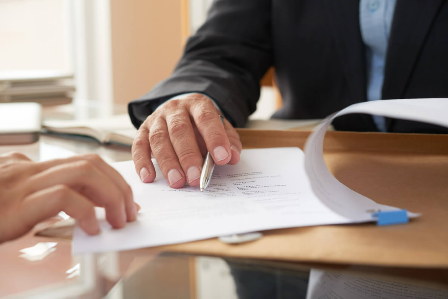 dos personas revisando un documento