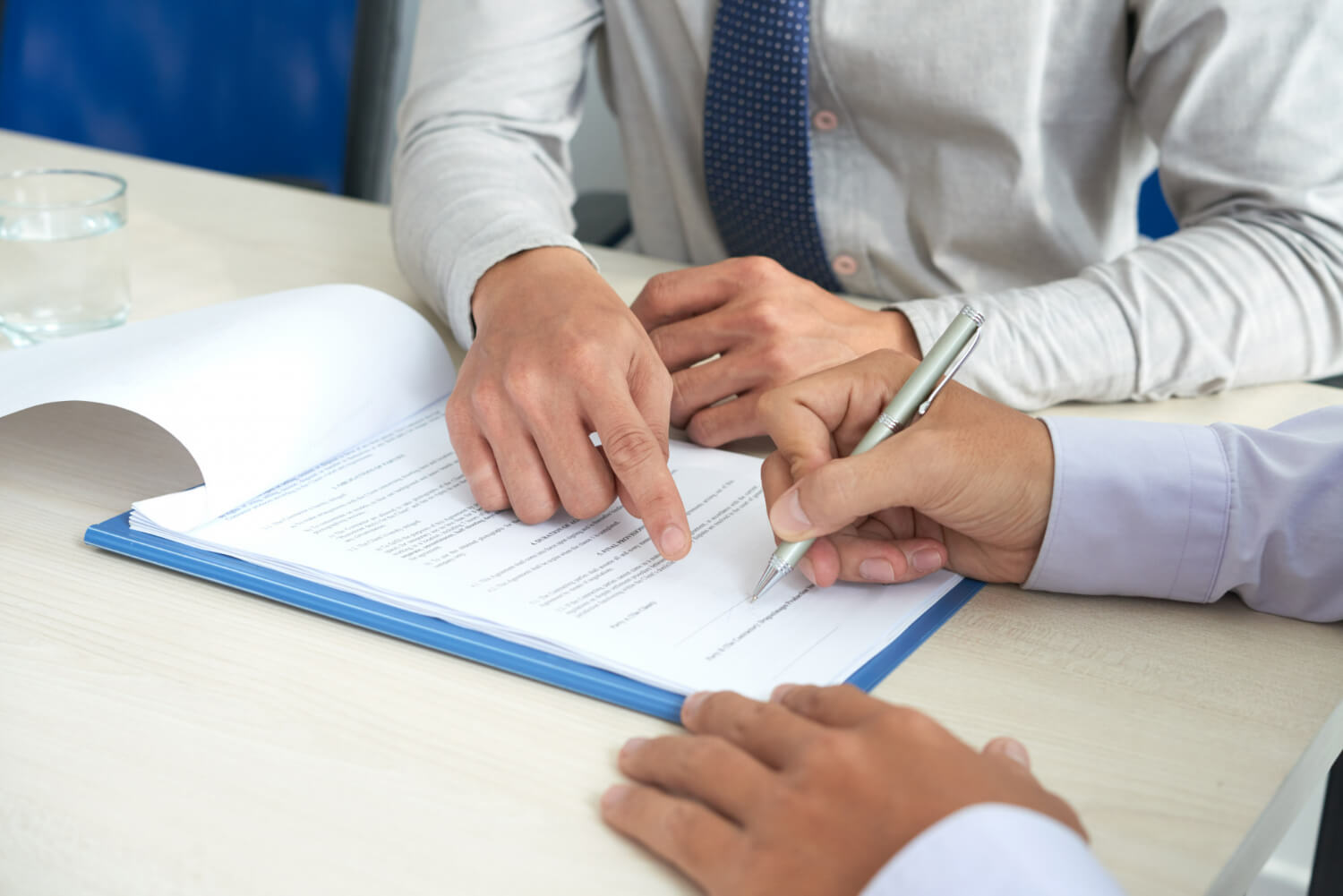 hombre de negocios firmando un documento contractual