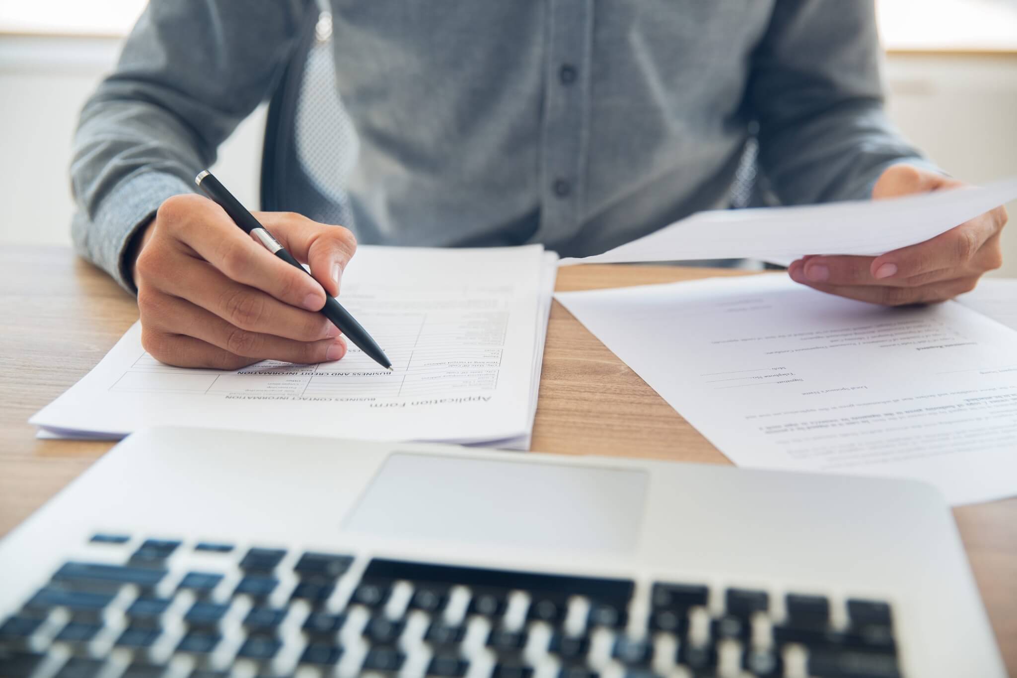 Hombre de negocios revisando documentos en una mesa